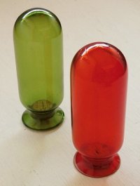 カラードガラスキャニスター2pcセット　コルク栓タイプ　Red： Ø5.8×16.3(cm)/ Green：Ø6×16.7(cm)