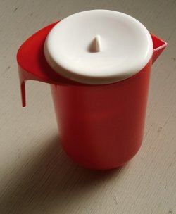 画像1: ダイキンプラスチック ハタ印　スチロール樹脂製 ピッチャー/水差し　color: 赤、白 size: H16.3×Ø10.7/W15 (cm)