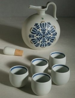 画像1: 白山陶器　 ウイスキーセット （ポット１pc/ショット５pc） 白マット花紋 