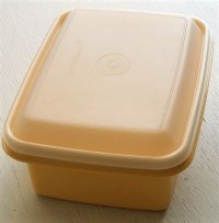 Tupperware タッパーウェア　保存容器　size: top: L23.2×W17.9×D10.3(cm)/2,000ml　color: レモンイエロー