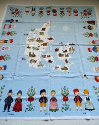 Denmark  linen souvenir tablecloth  ingrid pedersen   デンマーク製　 スーヴェニア　リネン テーブルクロス  男の子、女の子、マップ、花　 size: 80×86(cm)