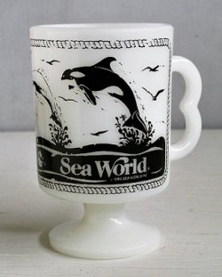 画像1: Sea World シーワールド  脚付きADマグカップ   Bハンドル　 ミルクガラス　   ©1980 SEA WORLD INC.   