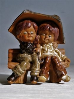 画像1: ORIGINAL ART CRAFT  MASTERS  ベンチで相合傘 男の子と女の子  陶器 置物  size: H12×W9.3×D7(cm)