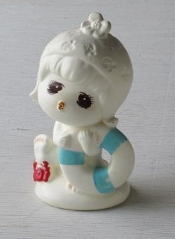 画像1: 陶器製貯金箱 KIC  浮き輪をかかえた女の子 