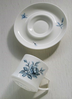 ヴィンテージナルミ、ブルー系の繊細な花の絵柄が素敵なNARUMI BONE CHINAのカップ＆ソーサー/デミタスカップ＆ソーサーです