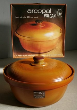 画像1: FRANCE arcopal  VOLCAN round casserole with cover  "Rustique" 2.5L  アルコパル ヴォルケーノ "リスティーク"  ココット/キャセロール 蓋付  箱入り/しおり(見開きタイプ） 