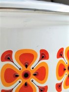 画像: サンクック　ホーロー両手鍋　フラワーデザイン柄　オレンジ 容量：3.3L サイズ: Φ22cm（内径: 20cm)