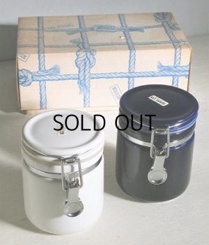 画像1: BEE HOUSE  セラミックキャニスター/ 陶器密封瓶　2個セット  color: ホワイト/ネイビーブルー  容量： 約380ml 
