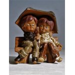 画像: ORIGINAL ART CRAFT  MASTERS  ベンチで相合傘 男の子と女の子  陶器 置物  size: H12×W9.3×D7(cm)