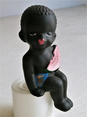 画像1: フィギュア/人形/置物　 スイカを食べる男の子 陶器 