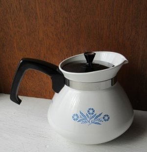 画像1: CORNING WARE   コーニングウェア   ティポット(6 Cup)  "コーンフラワー"  ティーストレーナー、ポットマット付　