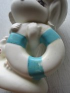 画像: 陶器製貯金箱KIC 浮き輪をかかえた女の子 